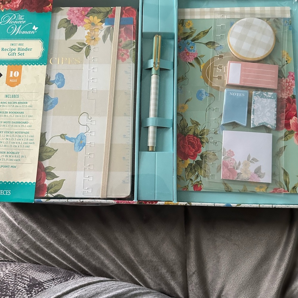 This is a New Pioneer Woman Recipe Binder Set new unopened